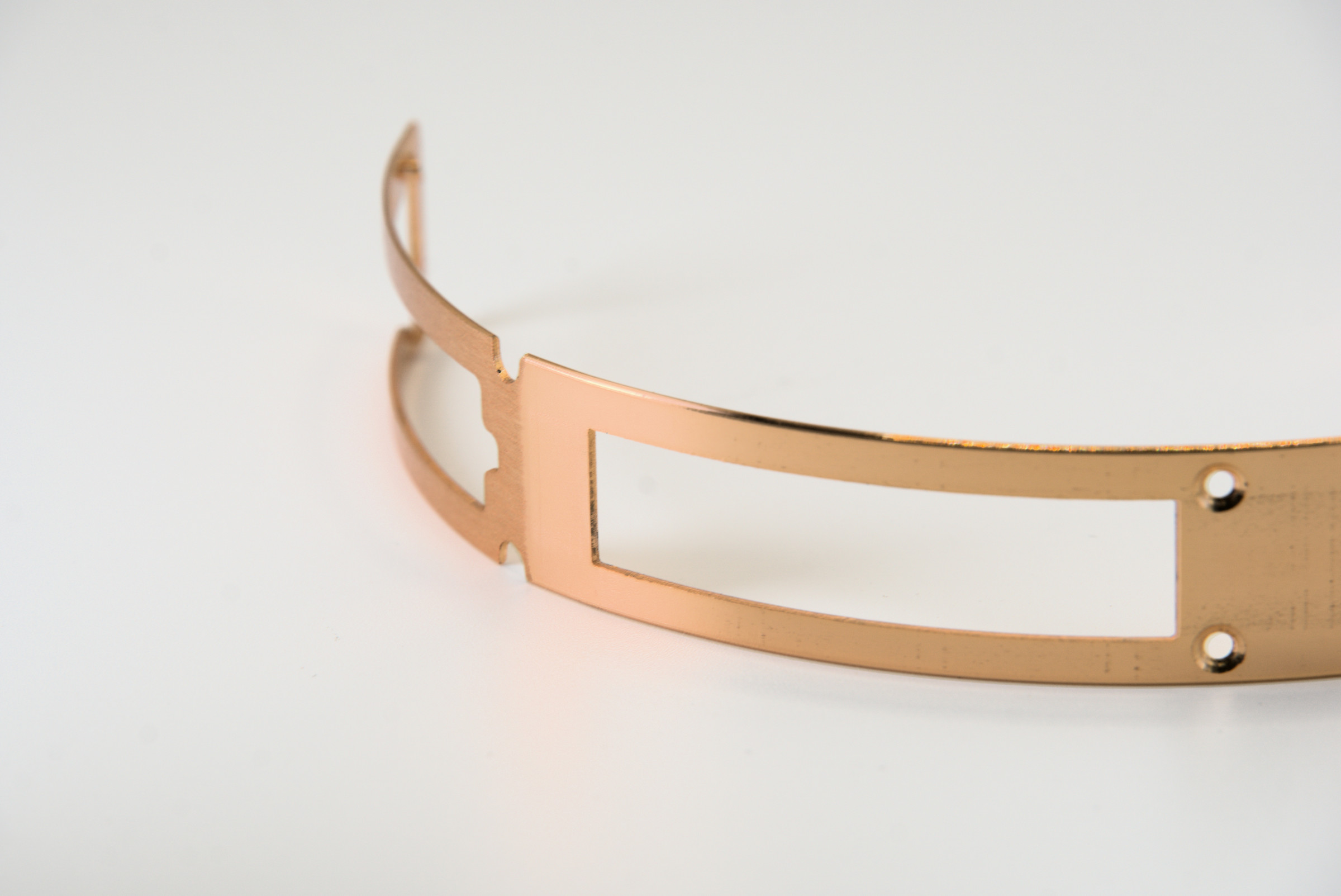 Gold-Tone Curved Frame with Rectangular Openings / 金色弧形镂空支架,产品图片 1