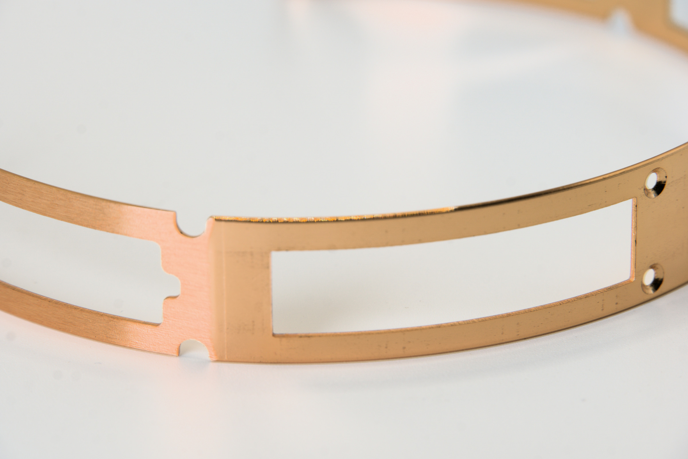 Gold-Tone Curved Frame with Rectangular Openings / 金色弧形镂空支架,开孔细节