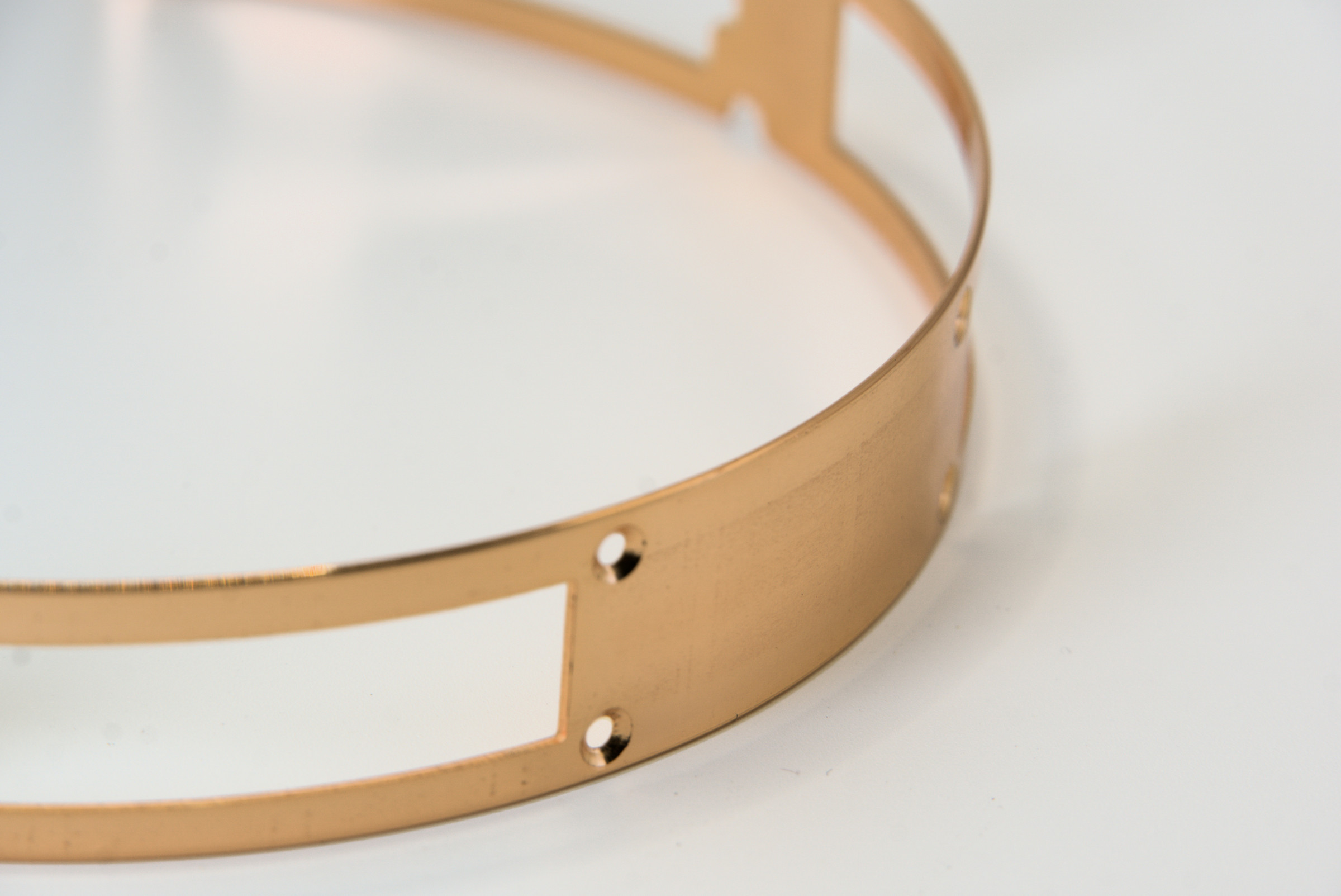 Gold-Tone Curved Frame with Rectangular Openings / 金色弧形镂空支架,产品图片 3