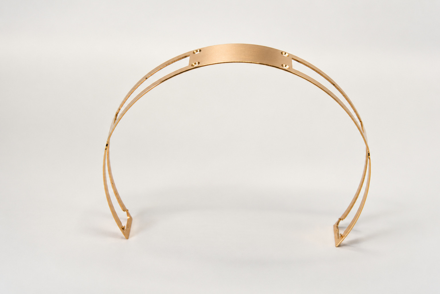 Gold-Tone Curved Frame with Rectangular Openings / 金色弧形镂空支架,产品图片 4