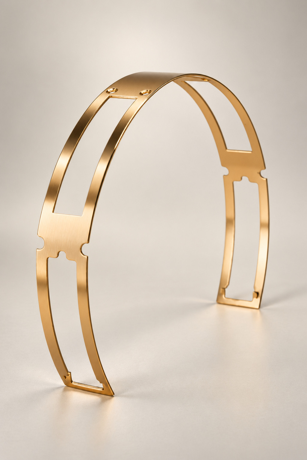 Gold-Tone Curved Frame with Rectangular Openings / 金色弧形镂空支架，整体外观
