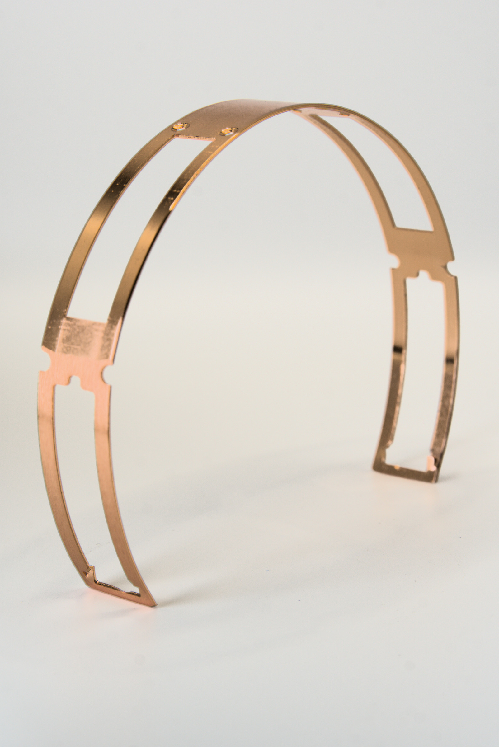 Gold-Tone Curved Frame with Rectangular Openings / 金色弧形镂空支架,产品图片 7