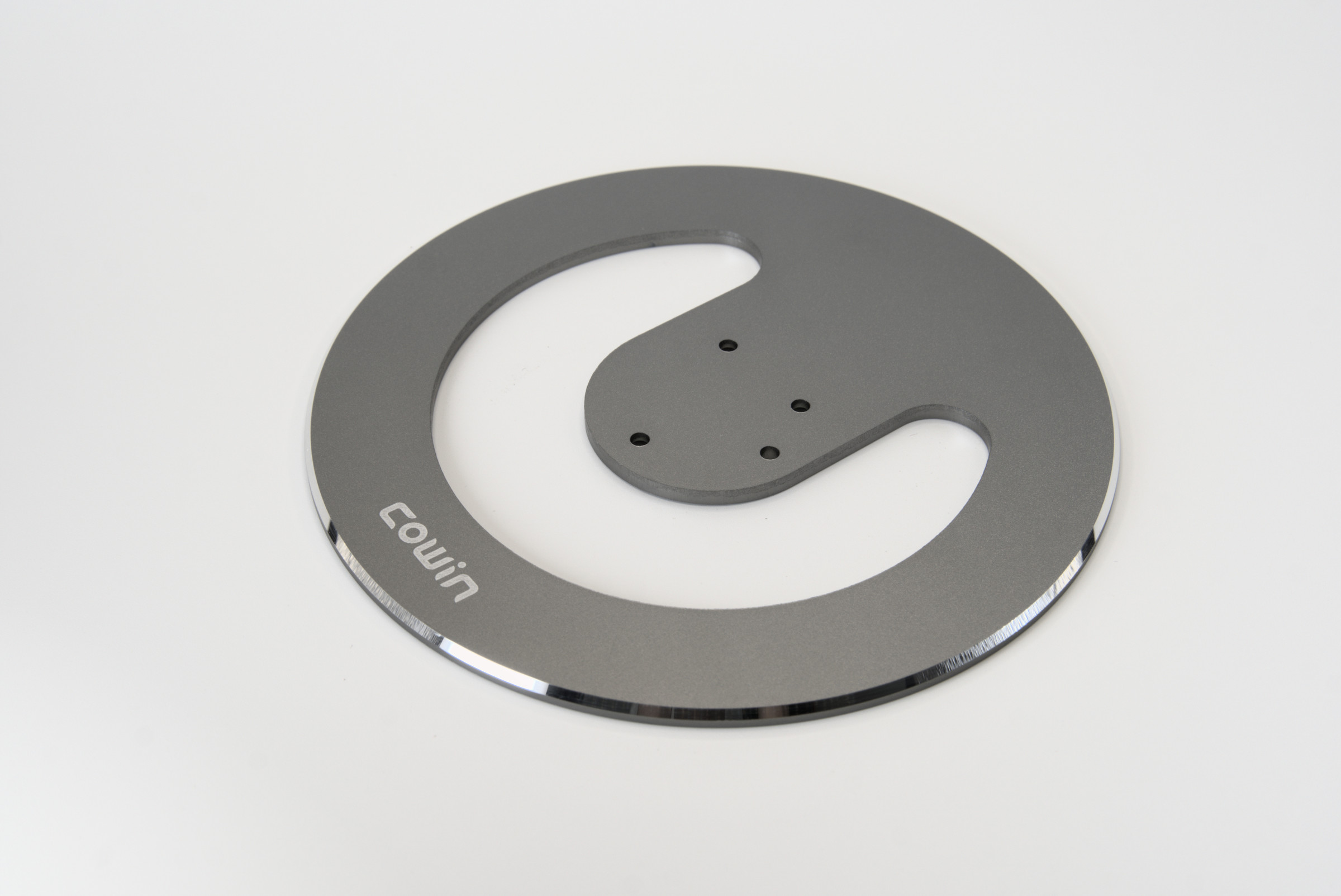 Gray COWIN Circular Plate with Curved Opening / 深灰色旋涡镂空圆板，整体外观