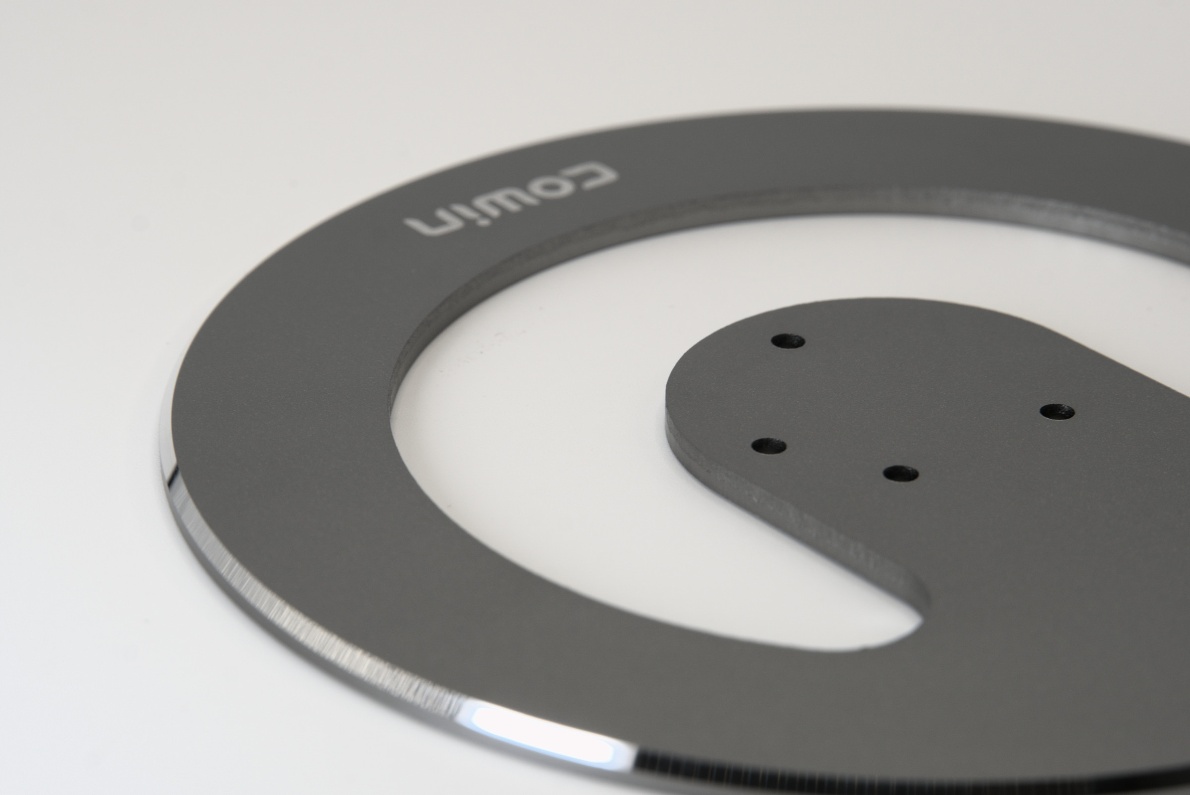 Gray COWIN Circular Plate with Curved Opening / 深灰色旋涡镂空圆板,产品图片 3