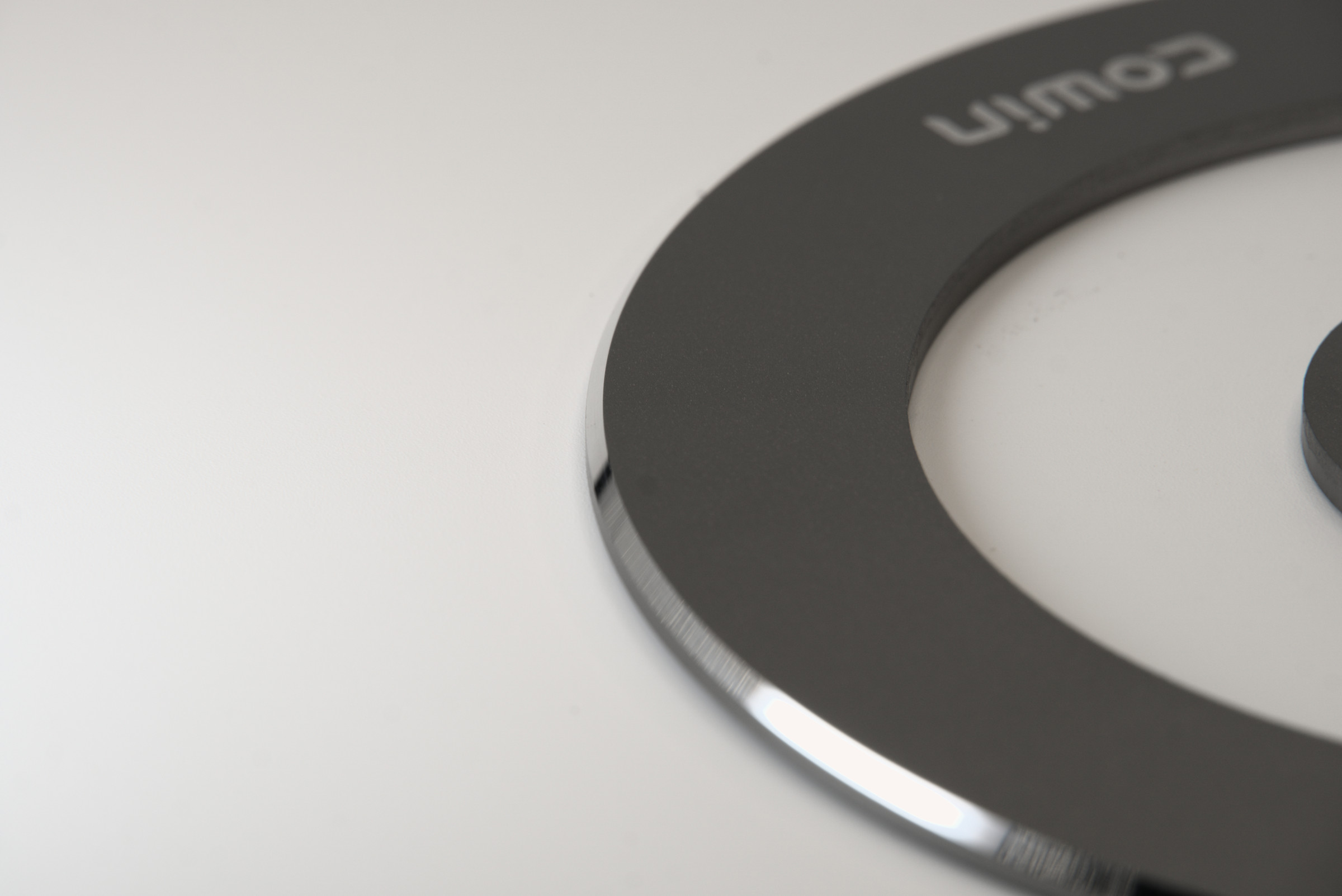 Gray COWIN Circular Plate with Curved Opening / 深灰色旋涡镂空圆板,产品图片 5