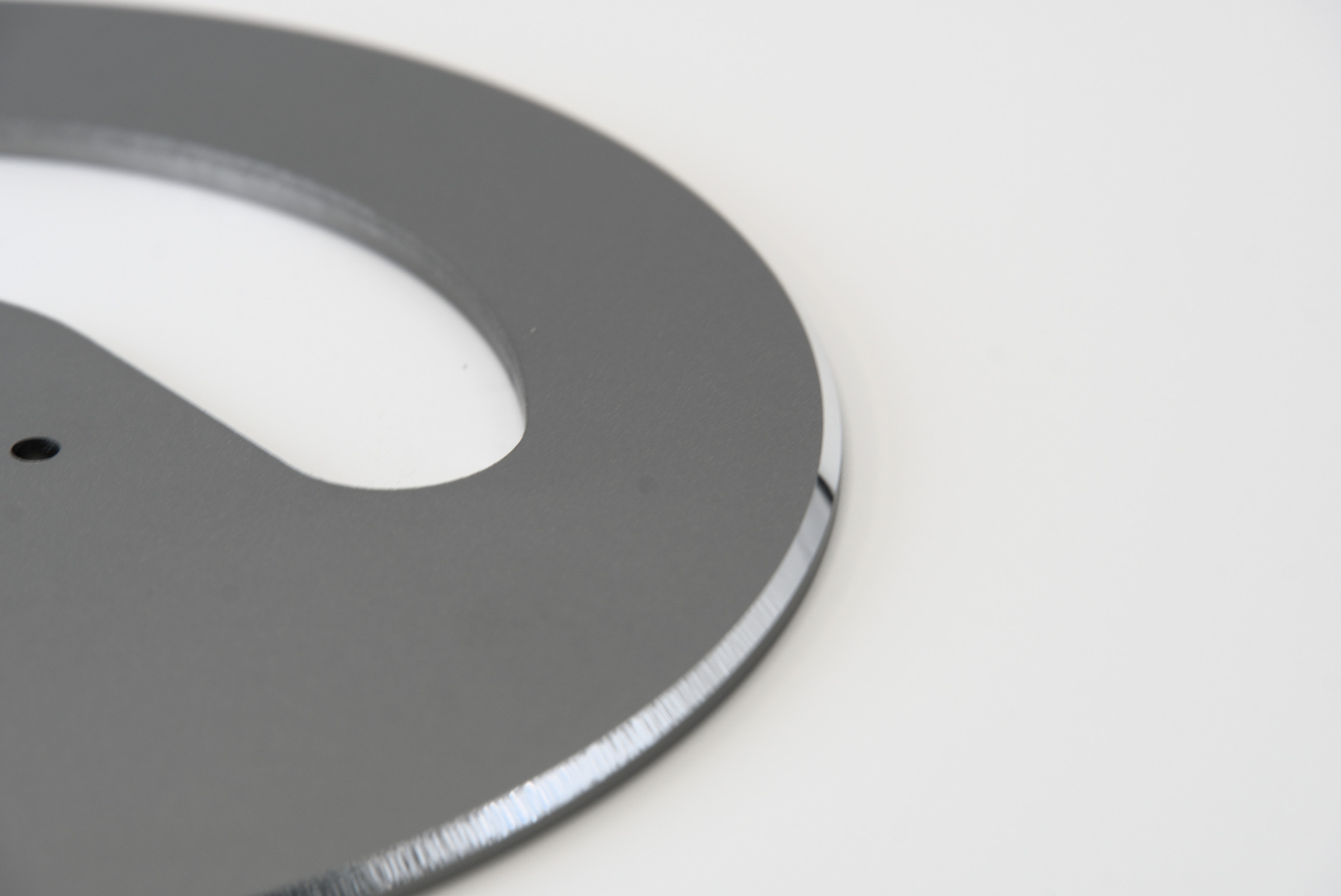 Gray COWIN Circular Plate with Curved Opening / 深灰色旋涡镂空圆板,产品图片 6