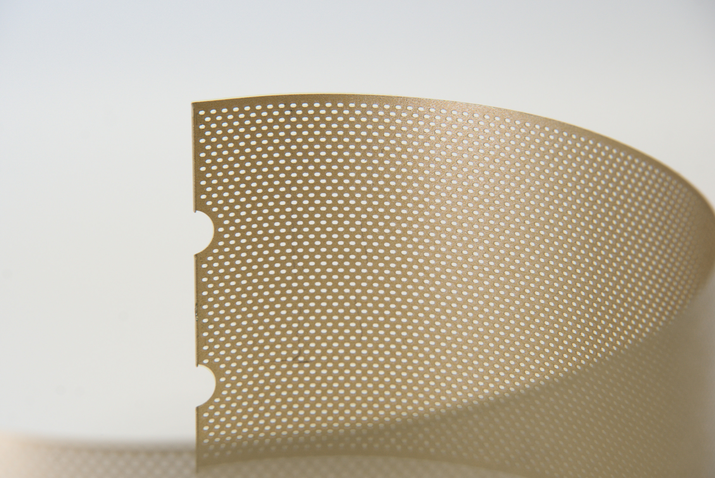 Perforated Curved Mesh Cover — Multiple Colors / 多色细孔弧形网罩,边缘细节
