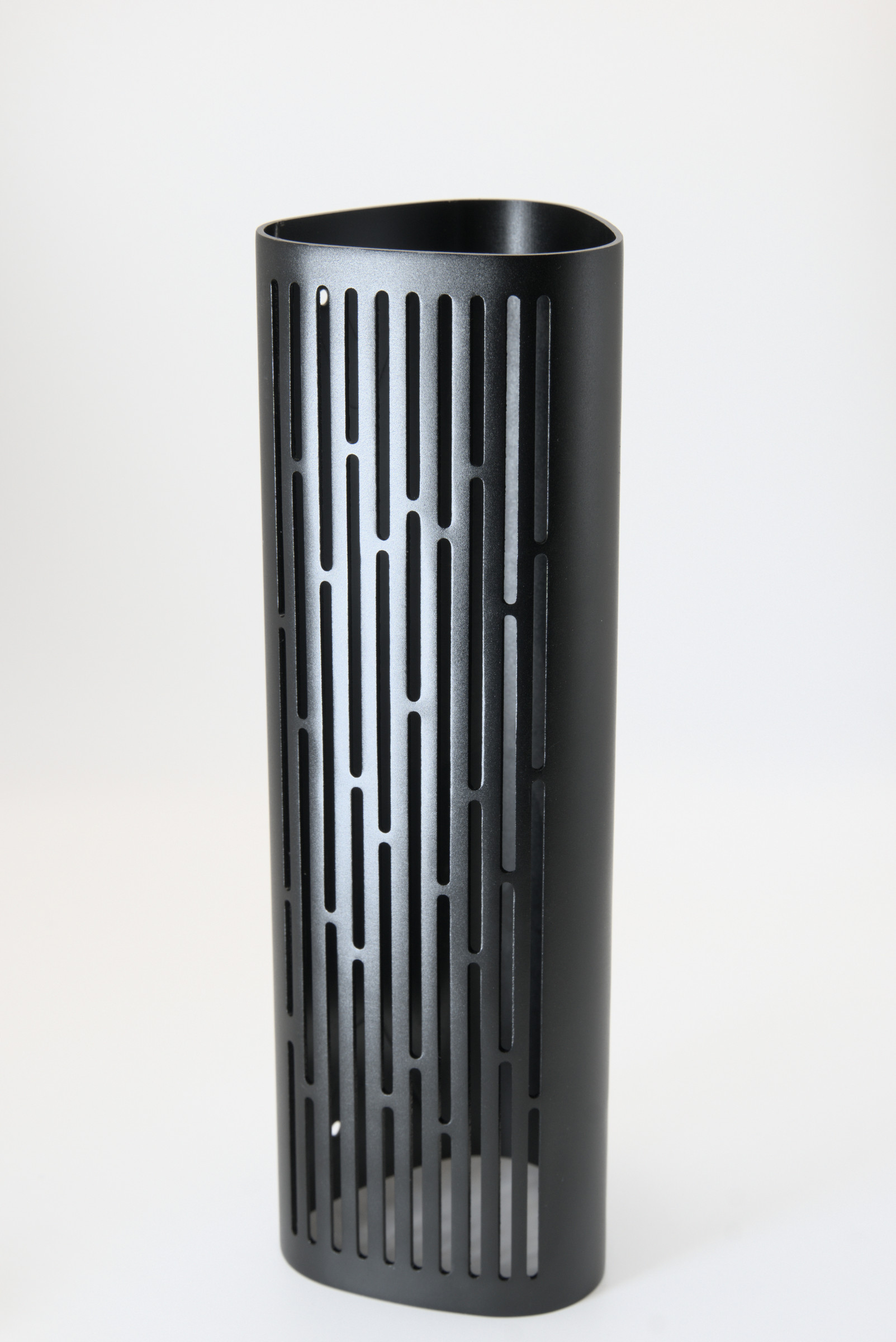 Black Long Housing with Elongated Slots / 黑色条孔长筒外壳，整体外观