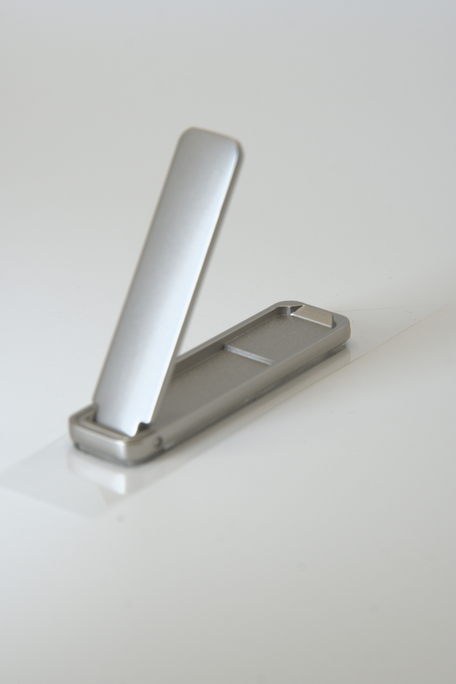 Silver-Tone Folding Support / 银色长条折叠支撑件，展开外观