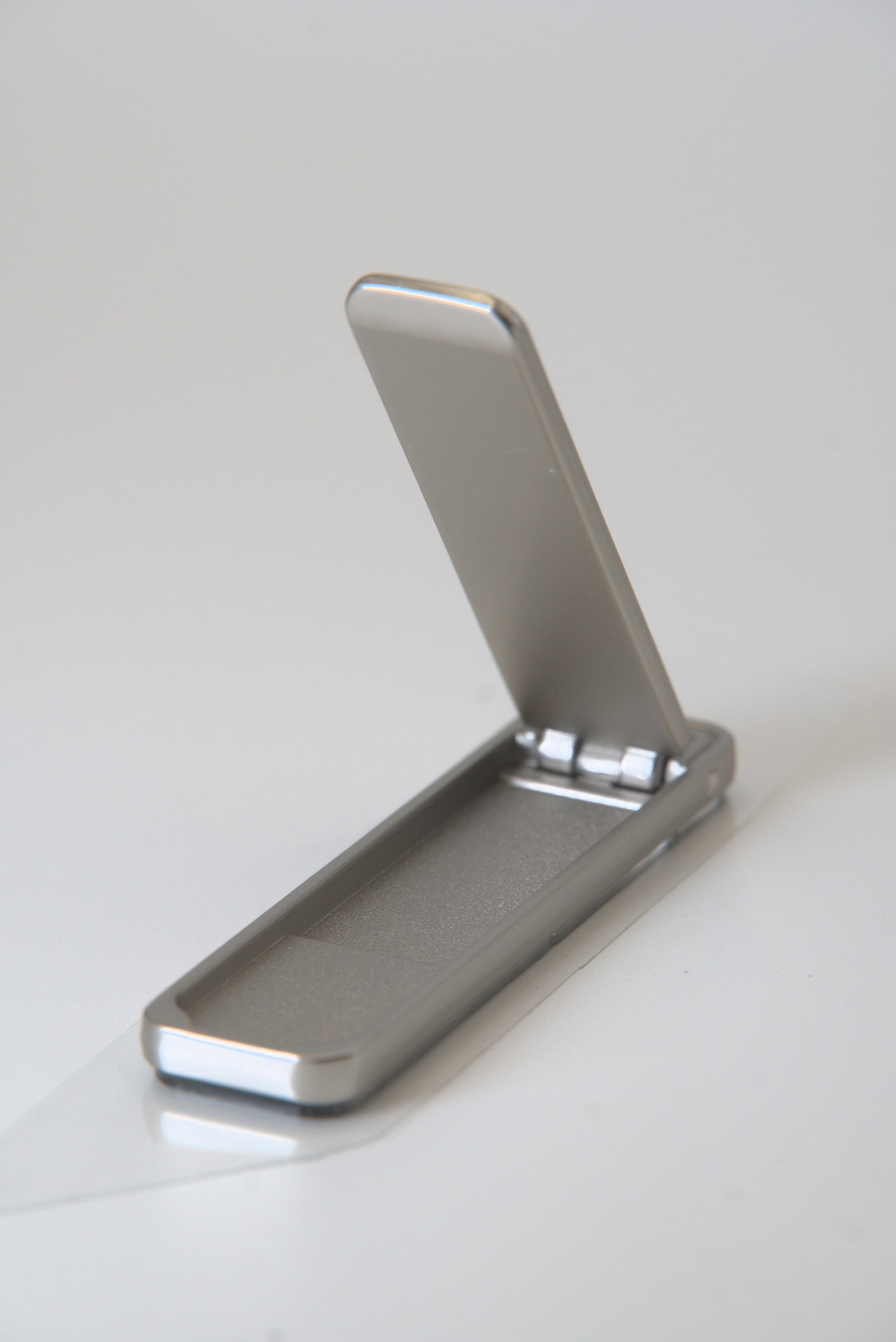 Silver-Tone Folding Support / 银色长条折叠支撑件,展开背侧外观