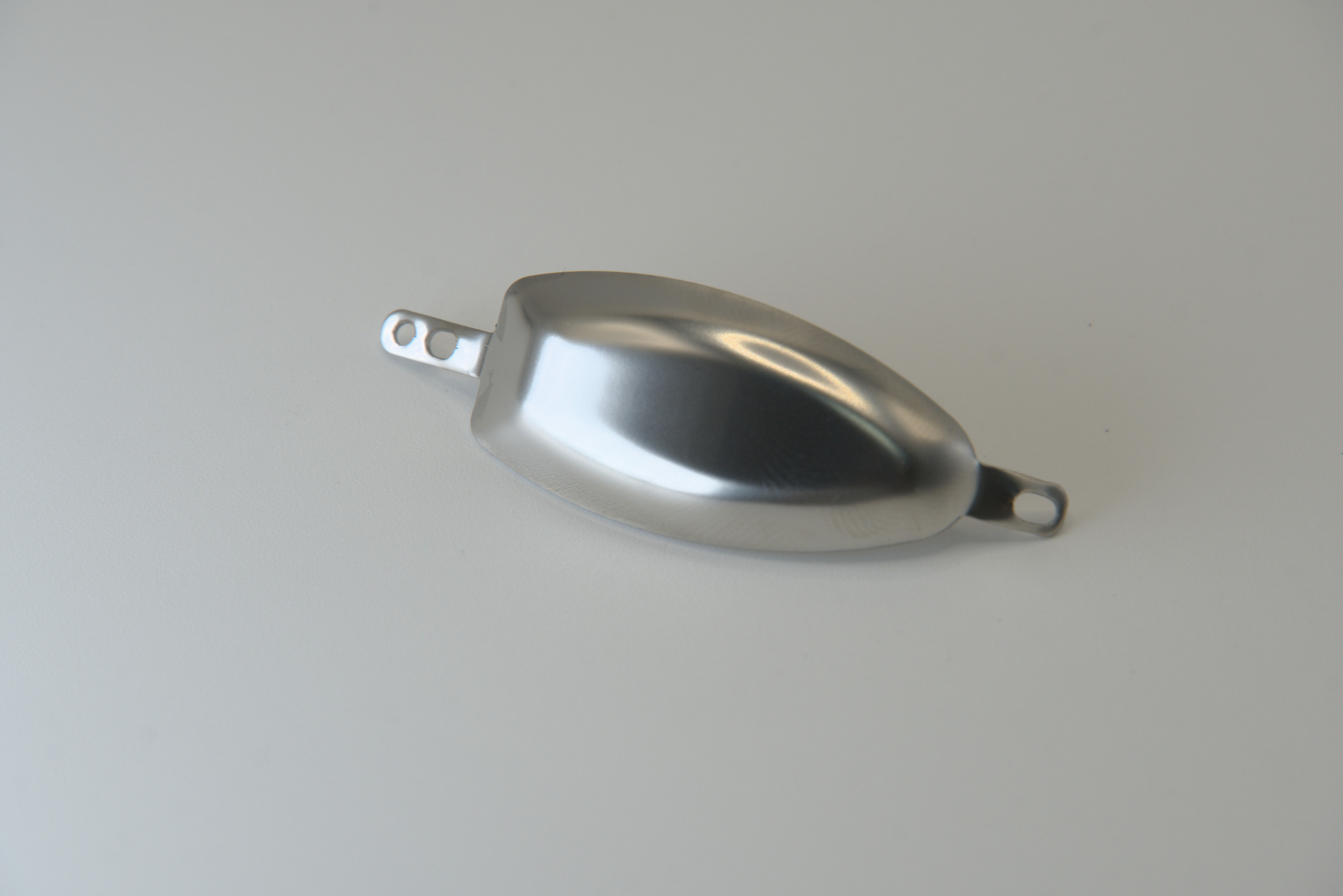 Silver-Tone Curved Shell with Mounting Tabs / 银色双耳勺形壳体，外侧外观
