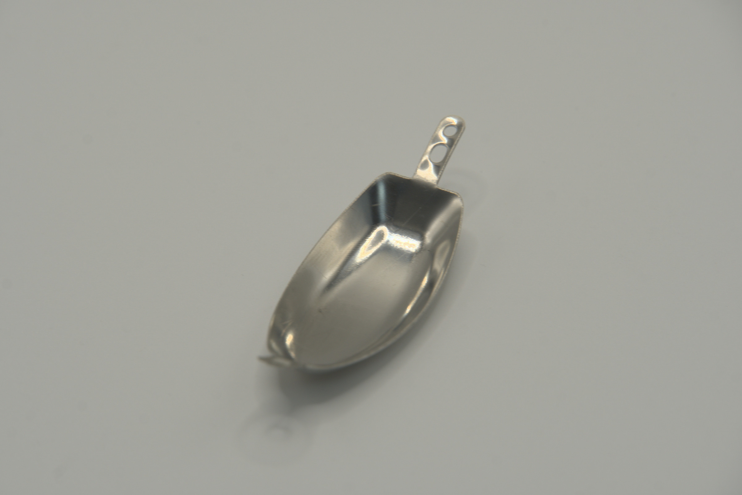 Silver-Tone Curved Shell with Mounting Tabs / 银色双耳勺形壳体,内侧外观